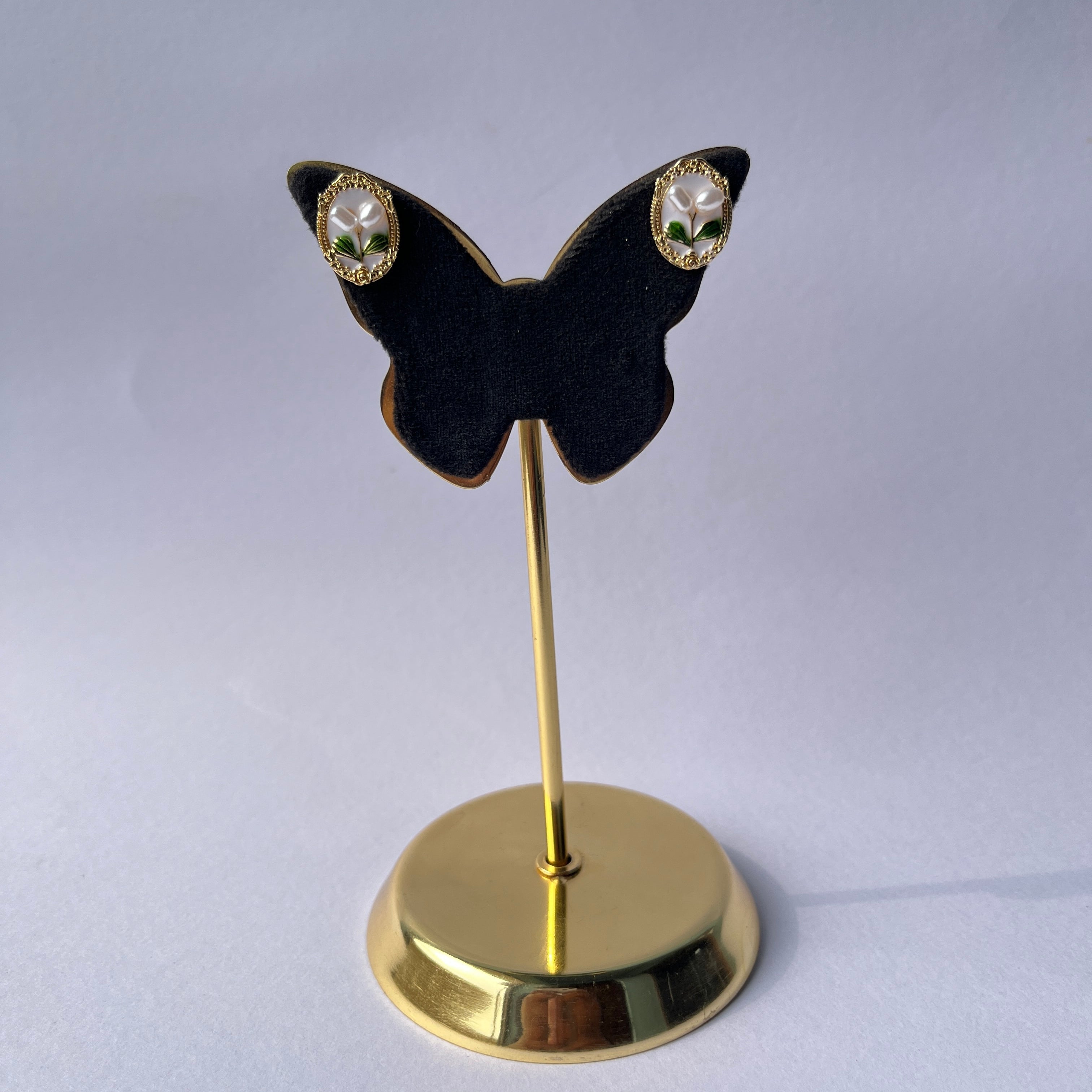 Vintage Floral Pearl Studs Variant-03