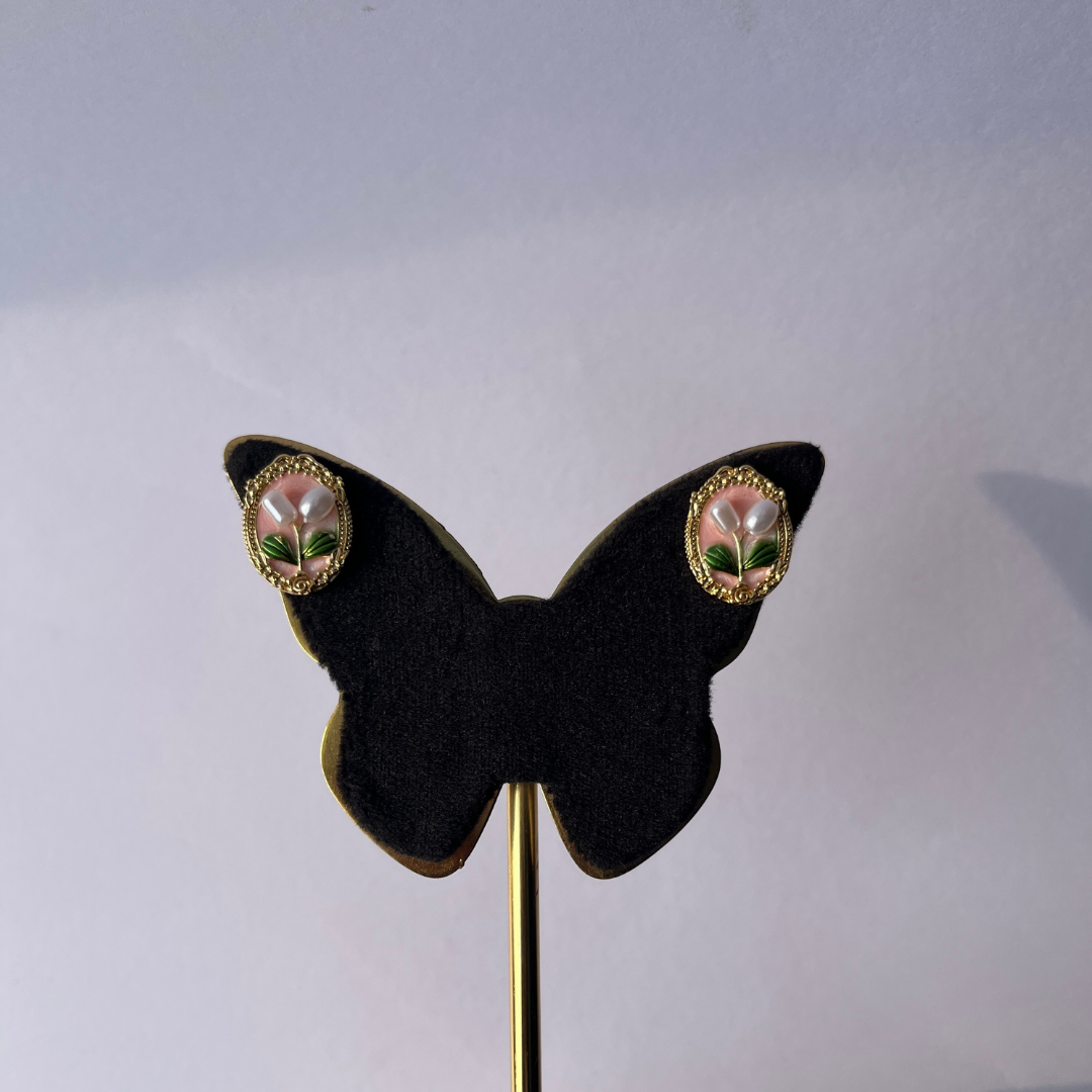 Vintage Floral Pearl Studs Variant-01